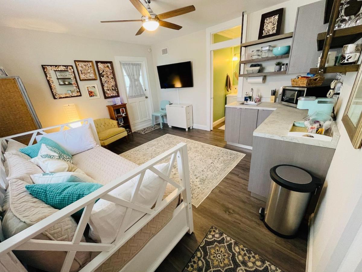 Coastal Chic Suite With Kitchenette And Private Entrance Sankt Petersburg Exterior foto