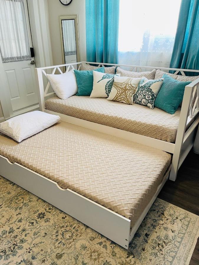 Coastal Chic Suite With Kitchenette And Private Entrance Sankt Petersburg Exterior foto