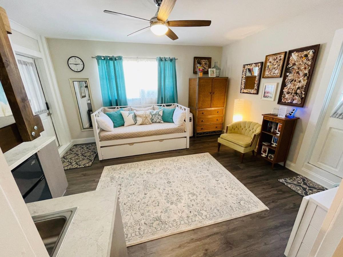 Coastal Chic Suite With Kitchenette And Private Entrance Sankt Petersburg Exterior foto